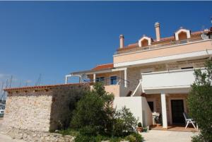 Apartments by the sea Betina, Murter - 17061