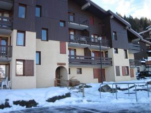 Studio divisé avec terrasse sud, proche pistes et centre station, rez-de-chaussée - FR-1-181-2523