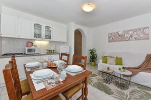 Family-friendly apartments with swimming pool Sveti Filip i Jakov, Biograd - 17192