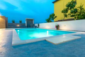 Family friendly apartments with a swimming pool Novalja, Pag - 17228