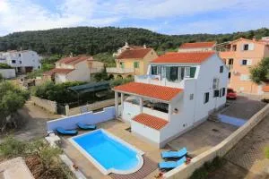 Seaside family friendly house with a swimming pool Slatine, Ciovo - 17231 - 斯拉汀