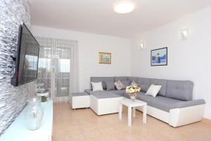 Seaside family friendly house with a swimming pool Slatine, Ciovo - 17231