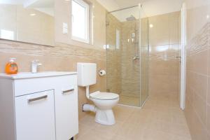 Seaside family friendly house with a swimming pool Slatine, Ciovo - 17231