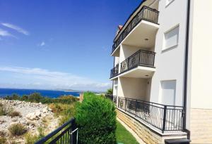Family friendly apartments with a swimming pool Primosten - 17252 