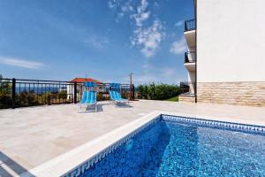 Family friendly apartments with a swimming pool Primosten - 17252