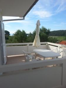 Apartments with parking space Kampor, Rab - 17034