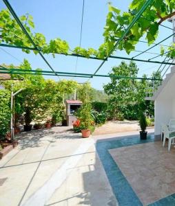 Apartments with parking space Rogoznica - 17318