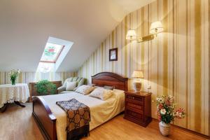 Two-Bedroom Apartment room in Khreschatyk Suites