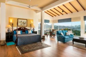 The Albatross, Kandy