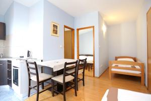 Apartments by the sea Nemira, Omis - 17039