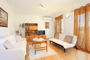 Apartments with a parking space Podstrana Split 17053