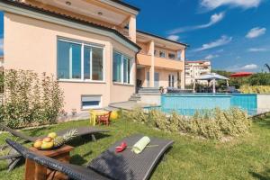 Luxury villa with a swimming pool Pjescana Uvala, Pula - 17131