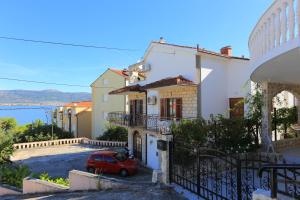 Apartments by the sea Arbanija, Ciovo - 17332