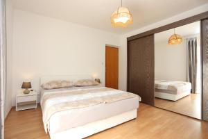 Apartments by the sea Arbanija, Ciovo - 17332