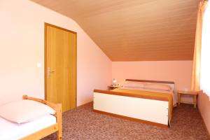 Rooms with a parking space Slunj Plitvice  17502