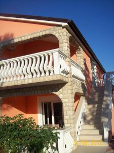 Apartments with parking space Vir - 17422