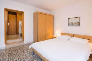 Apartments by the sea Povlja, Brac - 17472