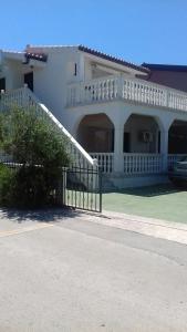 Apartments with a parking space Vir - 17492