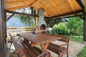 Apartments with a parking space Donje Taboriste, Plitvice - 17527 