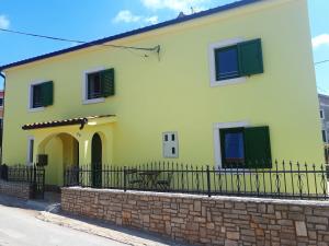 Apartments with a parking space Kastelir, Central Istria - Sredisnja Istra - 17528 