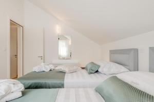 Apartments with WiFi Split - 17539