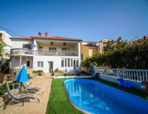Family friendly apartments with a swimming pool Zadar - 17553 