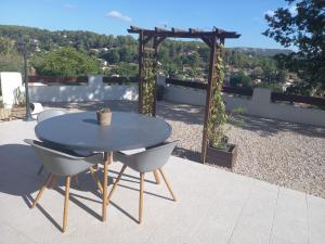 Appartements Vue magnifique, jardin et petit cocon en provence : photos des chambres