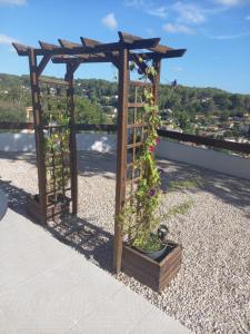 Vue magnifique, jardin et petit cocon en provence