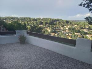 Vue magnifique, jardin et petit cocon en provence