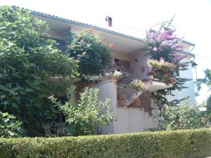 Apartments with parking space Supetar, Brac - 17045