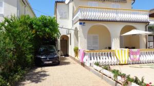 Apartments with parking space Vir - 17069