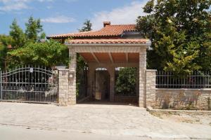 Apartments with a parking space Banjole, Pula - 17398