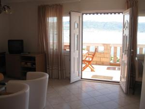 Apartments by the sea Slatine, Ciovo - 17456