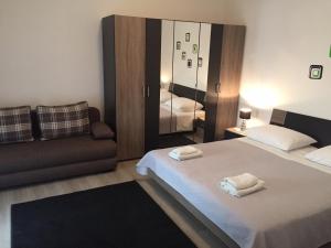 Apartments by the sea Sukosan, Zadar - 17203