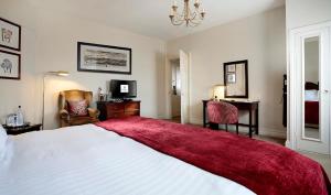 Executive Suite room in Macdonald New Blossoms Hotel