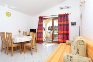 One-Bedroom Apartment with Terrace and Sea View room in Apartments by the sea Cove Ostricka luka Rogoznica - 17086