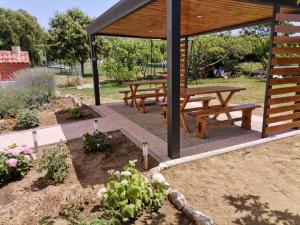 Apartments with parking space Lopar, Rab - 17436