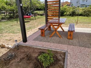 Apartments with parking space Lopar, Rab - 17436