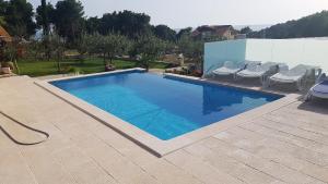 Seaside family friendly house with a swimming pool Cove Smokvina, Brac - 18003