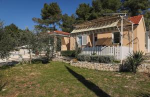 Seaside family friendly house with a swimming pool Cove Smokvina, Brac - 18003