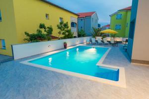 Family friendly apartments with a swimming pool Novalja, Pag - 17052