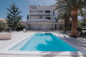 Family friendly apartments with a swimming pool Novalja, Pag - 17051