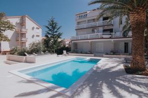 Family friendly apartments with a swimming pool Novalja, Pag - 17051