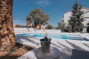 Family friendly apartments with a swimming pool Novalja, Pag - 17051