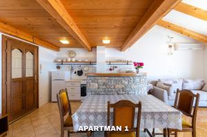 Apartments with WiFi Crikvenica - 17497