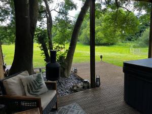 Lynbrook Haybarn, Hot tub and outdoor kitchen, New Forest