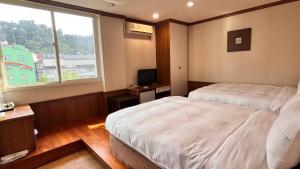 Phòng Tiêu Chuẩn 4 Người (Standard Quadruple Room)