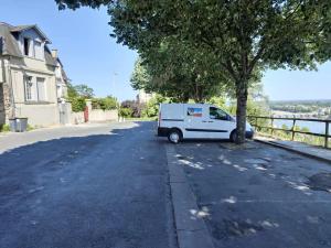 Maisons d'hotes Chambre grise dans une demeure du 16eme a Saumur comprenant cuisine equipee : photos des chambres