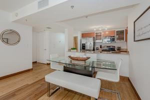 Lovely condo with city & ocean views. Sleep up to 6 people!