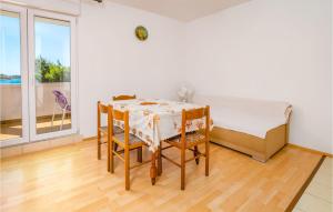 Cozy Apartment In Supetarska Draga With Kitchen